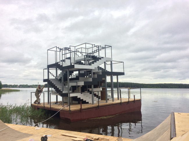 Two-story raft built for the Art-Ovrag Festival in Vyksa. The project was developed by the interns of the fourth internship of Wowhaus. Photograph  Dmitry Chebanenko