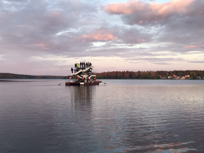 Two-story raft built for the Art-Ovrag Festival in Vyksa. The project was developed by the interns of the fourth internship of Wowhaus. Photograph  Nina Stepina