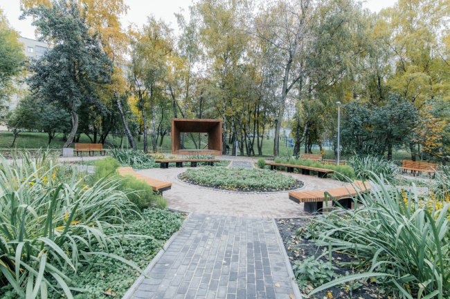 A garden in the disctrict of East Biryulevo  People's Architect