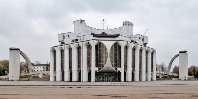 Драматический театр в Новгороде Великом. 1973–87, Гипротеатр, архитектор В. А. Сомов. Фотография из книги «Архитектура, вдохновлённая космосом. Образ будущего в позднесоветской архитектуре». Драматический театр в Новгороде Великом. 1973–87, Гипротеатр, архитектор В. А. Сомов. Фотография из книги «Архитектура, вдохновлённая космосом. Образ будущего в позднесоветской архитектуре».