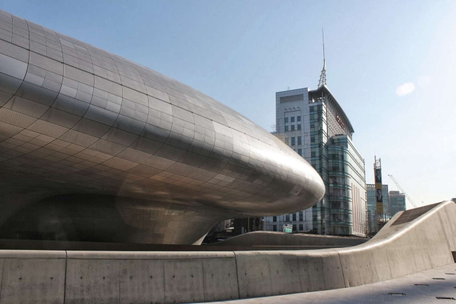   Dongdaemun Design Park and Plaza. .  . Zaha Hadid architects.   Anja van der Vorst / curlytraveller.com