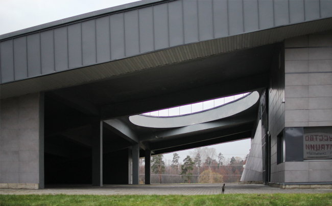 The little yard, cut as the "range finder" in the sounth wing of the museum. The museum building in "New Jerusalem". Realization, 2013 � City-Arch. Photograph � Julia Tarabarina, Archi.ru