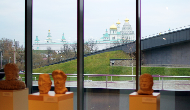 Vew of the monastery from the north wing of the museum. The museum building in "New Jerusalem". Realization, 2013  City-Arch. Photograph  Julia Tarabarina, Archi.ru