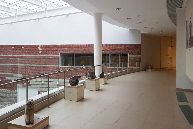 The west atrium of the north wing - the space of the museum cafe, view from the balcony. The museum building in "New Jerusalem". Realization, 2013  City-Arch. Photograph  Julia Tarabarina, Archi.ru