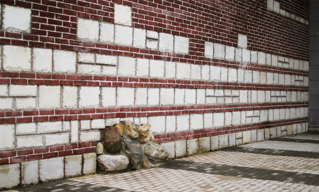 Fragment of the "archaeological wall" in the main building of the museum. The museum building in "New Jerusalem". Realization, 2013 � City-Arch. Photograph � Julia Tarabarina, Archi.ru