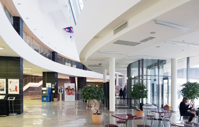 Cafe in the museum lobby. The widening spiral vortex of the yard yields a very attractive band of secondary light - there is plenty of light inside even on a cloudy day. The museum building in "New Jerusalem". Realization, 2013 � City-Arch. Photograph � J