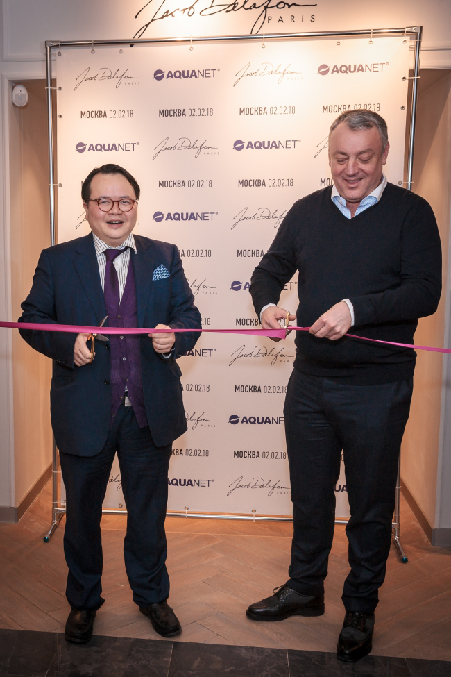 Представители концерна Kohler Co.: президент подразделения “Кухни и Ванные комнаты” Larry Yuen и президент Jacob Delafon Oliver Lefebvre на открытие шоурума Jacob Delafon © Jacob Delafon Представители концерна Kohler Co.: президент подразделения “Кухни и Ванные комнаты” Larry Yuen и президент Jacob Delafon Oliver Lefebvre на открытие шоурума Jacob Delafon © Jacob Delafon