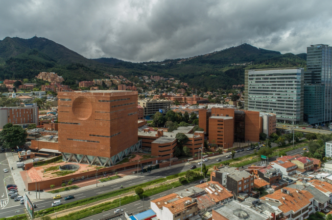 Больница Fundaci&#243;n Santa Fe de Bogot&#225; – расширение © Alejandro Arango