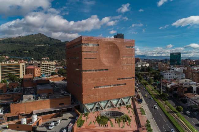 Больница Fundación Santa Fe de Bogotá – расширение © Alejandro Arango