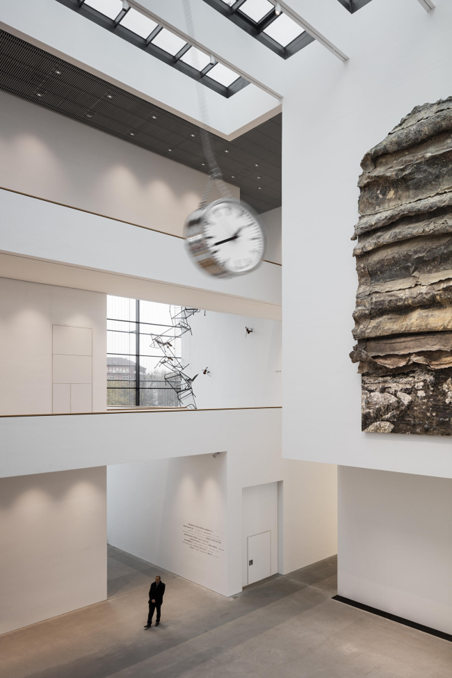 ����� ������������ ��������� ���������� � ��������. ���� � Marcus Bredt. ������������: ������ ����� ���������� ������� ������� (Die bewegte Leere des Moments), 2015/2017 � Alicja Kwade; ������� ���� �o.T. (�����������)�, 1993 � VG Bild-Kunst, Bonn
2017; ������� ����� ��������, 2000 � Anselm Kiefer