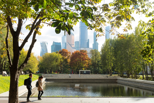 Reorganization of the Krasnogvardeiskie Ponds. View of the Moscow City through the Upper Pond � WOWHAUS