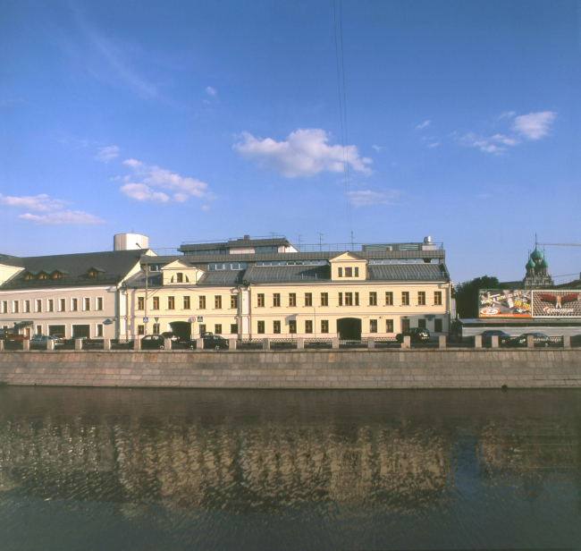 Административное здание на Кадашевской набережной