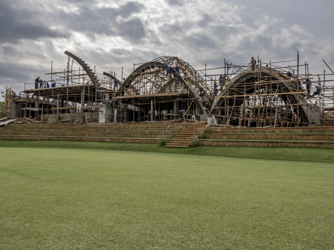 Руандийский крикетный стадион в процессе строительства © Light Earth Designs