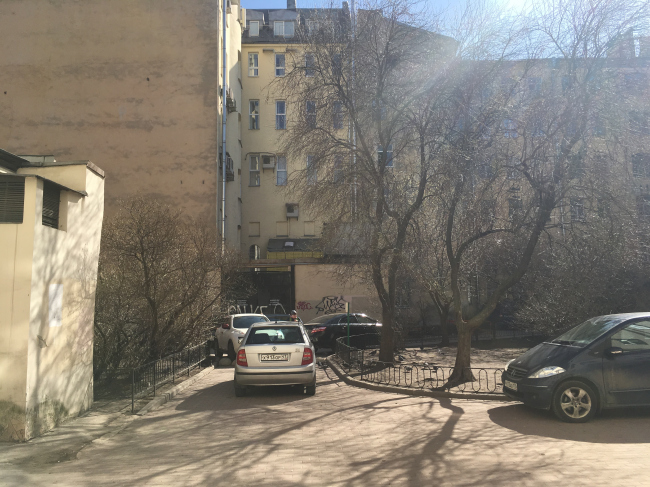 The current yard of House #7 in the Kuznechny Alley. The tree on the right will be preserved / Photo courtesy Evgeny Gerasimov & Partners