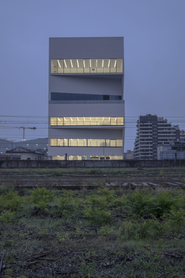  Torre    Prada. : Jacopo Milanesi  OMA