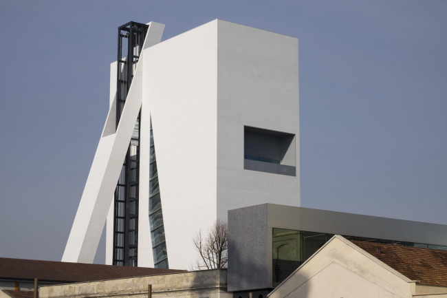 ������ Torre � ��������� ����� Prada. ����: Jacopo Milanesi � OMA