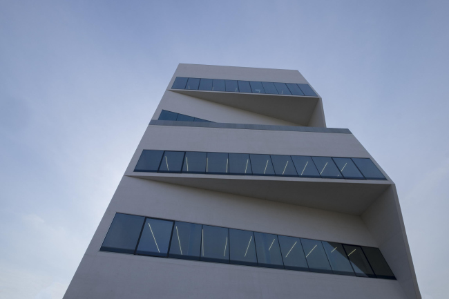  Torre    Prada. : Jacopo Milanesi  OMA