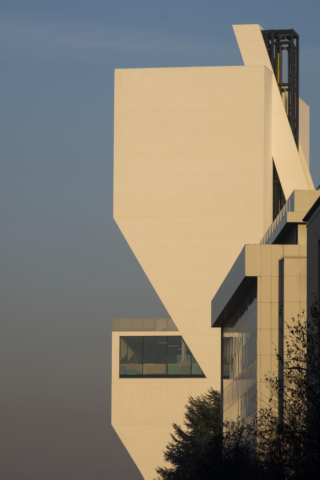 ������ Torre � ��������� ����� Prada. ����: Jacopo Milanesi � OMA