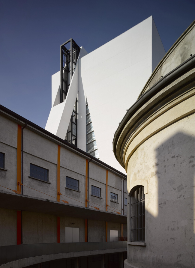 ������ Torre � ��������� ����� Prada. ����: Bas Princen. 2018. ������������� Fondazione Prada