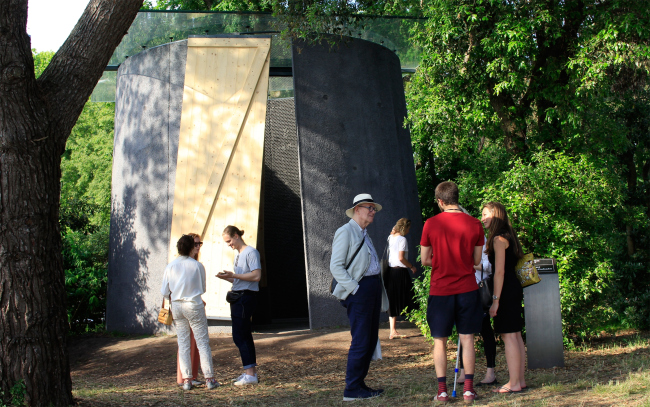  .     / A chapel as a roadside shrine. :  , .