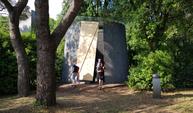  .     / A chapel as a roadside shrine. :  , .