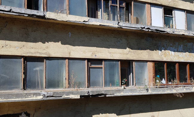 The Narkomfin Building. The flower trough before restoration. Photo courtesy by Ginsburg Architects