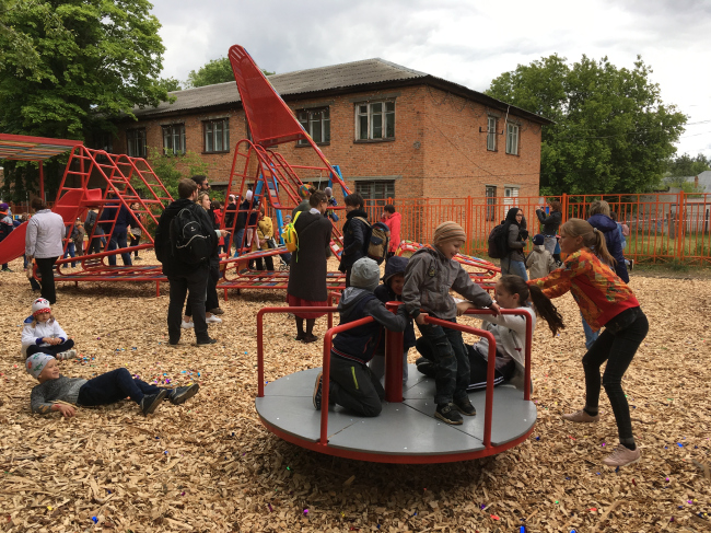 Открытие творческой площадки про улице Пирогова. Фестиваль городской культуры «Арт-Овраг 2018». г. Выкса. Фотография: Елена Петухова Открытие творческой площадки про улице Пирогова. Фестиваль городской культуры «Арт-Овраг 2018». г. Выкса. Фотография: Елена Петухова