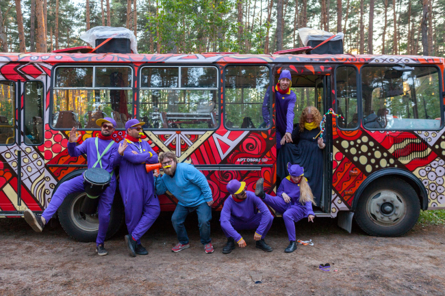 Артисты театра Spam-theatre. Фестиваль городской культуры «Арт-Овраг 2018». г. Выкса.Фотография: Юлия Абзалтдинова © ART-OVRAG Артисты театра Spam-theatre. Фестиваль городской культуры «Арт-Овраг 2018». г. Выкса.Фотография: Юлия Абзалтдинова © ART-OVRAG