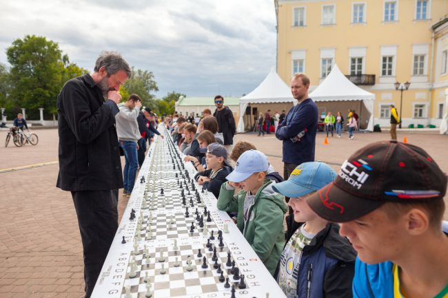Сеанс одновременной игры в рамках проекта «ЗаСтолье» архитектора и сценографа Лоренса Фальзона и куратора Бертрана Госселина (Франция). Фестиваль городской культуры «Арт-Овраг 2018». г. Выкса. Фотография: Юлия Абзалтдинова © ART-OVRAG Сеанс одновременной игры в рамках проекта «ЗаСтолье» архитектора и сценографа Лоренса Фальзона и куратора Бертрана Госселина (Франция). Фестиваль городской культуры «Арт-Овраг 2018». г. Выкса. Фотография: Юлия Абзалтдинова © ART-OVRAG
