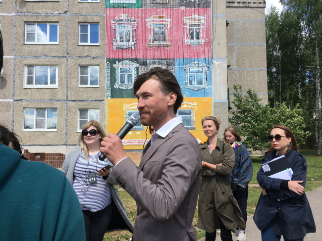 Куратор фестиваля Антон Кочуркин проводит экскурсию по городским районам. Фестиваль городской культуры «Арт-Овраг 2018». г. Выкса. Фотография: Елена Петухова Куратор фестиваля Антон Кочуркин проводит экскурсию по городским районам. Фестиваль городской культуры «Арт-Овраг 2018». г. Выкса. Фотография: Елена Петухова