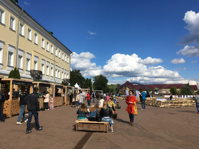 Главная фестивальная площадь. Фестиваль городской культуры «Арт-Овраг 2018». г. Выкса. Фотография: Елена Петухова Главная фестивальная площадь. Фестиваль городской культуры «Арт-Овраг 2018». г. Выкса. Фотография: Елена Петухова