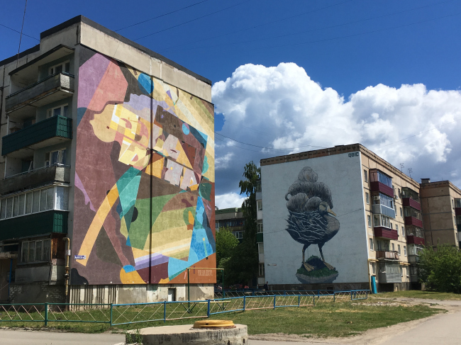 Знаменитые граффити на торгах пятиэтажек. Фестиваль городской культуры «Арт-Овраг 2018». г. Выкса. Фотография: Елена Петухова Знаменитые граффити на торгах пятиэтажек. Фестиваль городской культуры «Арт-Овраг 2018». г. Выкса. Фотография: Елена Петухова
