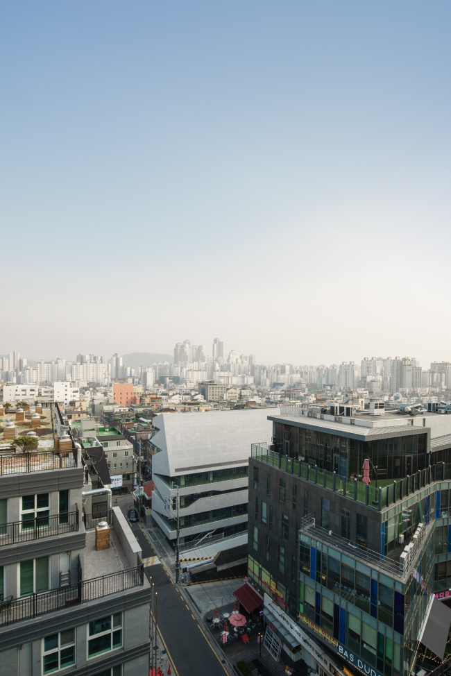 ������ M.C. Building (D Office). ���� � Distinto