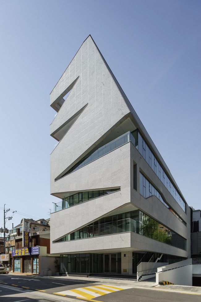 ������ M.C. Building (D Office). ���� � Distinto