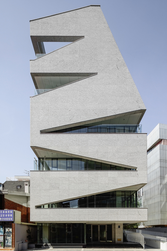 ������ M.C. Building (D Office). ���� � Distinto