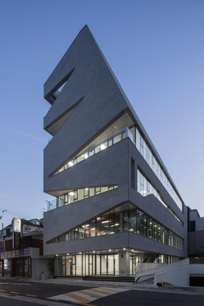 ������ M.C. Building (D Office). ���� � Distinto