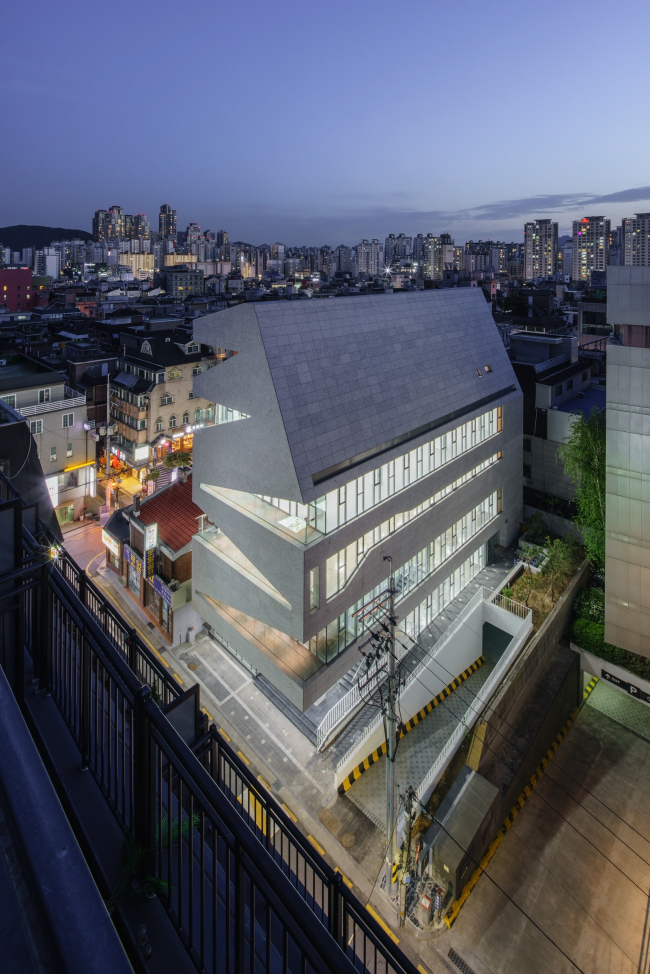 ������ M.C. Building (D Office). ���� � Distinto