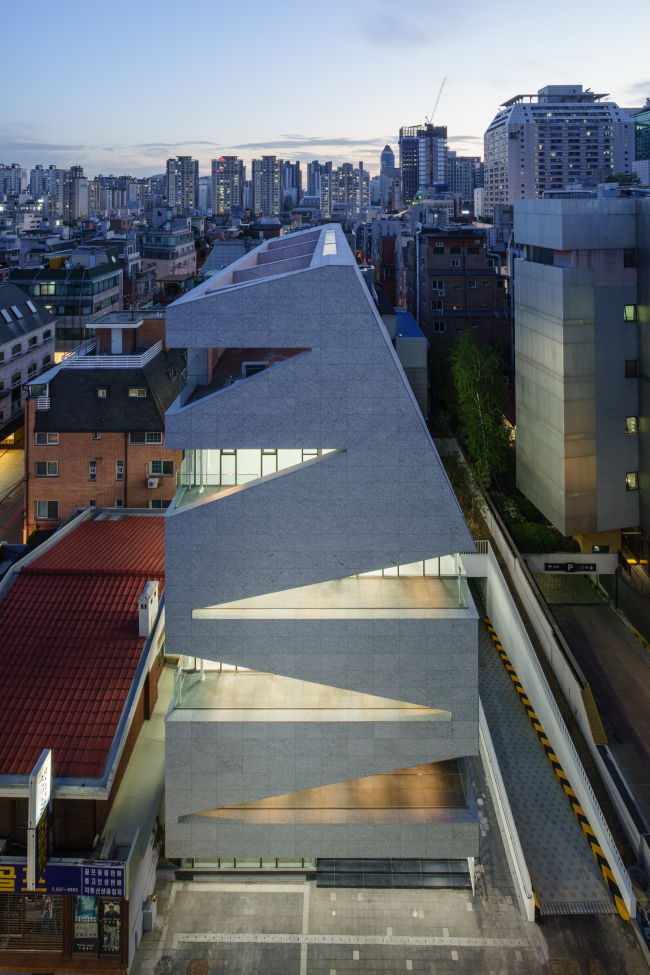 ������ M.C. Building (D Office). ���� � Distinto
