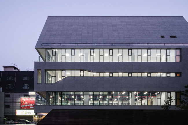 ������ M.C. Building (D Office). ���� � Distinto