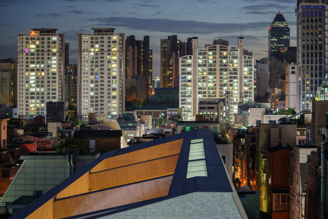 ������ M.C. Building (D Office). ���� � Distinto