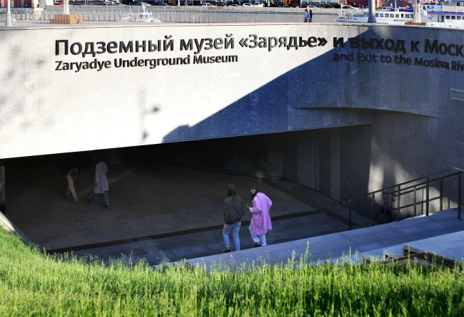 Вид с моста на вход в подземный переход и музей археологии. Парк Зарядье. Фотография © Юлия Тарабарина, Архи.ру, 09.2017