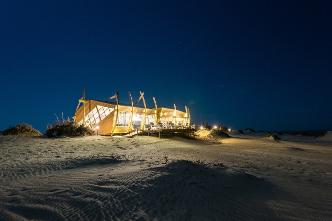 ����� Shipwreck Lodge. ���������� � Shawn van Eeden. ������������� Nina Maritz Architects