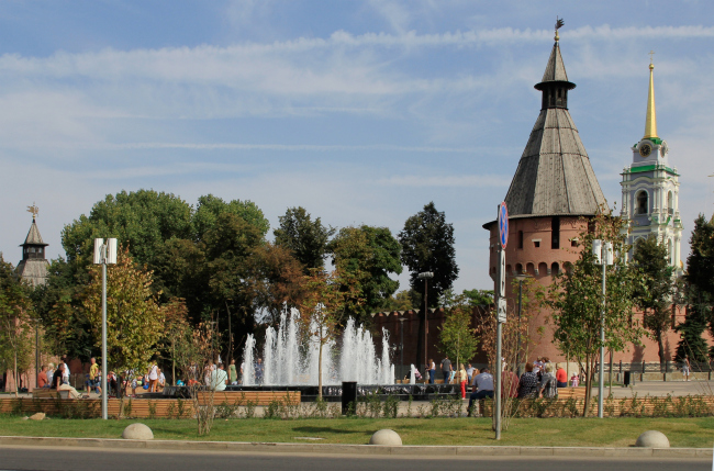 The fountain at the Krestovozdvizhenskaya Square. Reconstruction of the Upa River embankment, Tula. 2017-2018  WOWHAUS, Photograph: Julia Tarabarina, Archi.ru