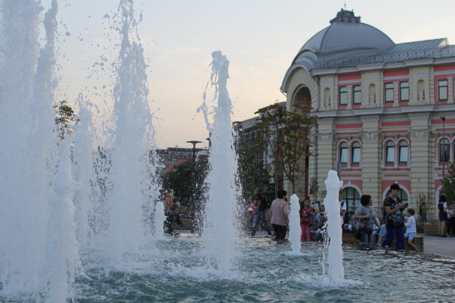 The fountain at the Krestovozdvizhenskaya Square. Reconstruction of the Upa River embankment, Tula. 2017-2018  WOWHAUS, Photograph: Julia Tarabarina, Archi.ru