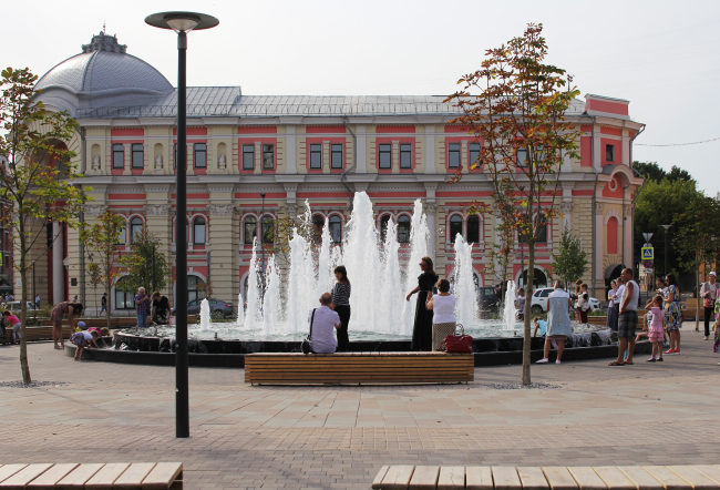 The fountain at the Krestovozdvizhenskaya Square. Reconstruction of the Upa River embankment, Tula. 2017-2018  WOWHAUS, Photograph: Julia Tarabarina, Archi.ru