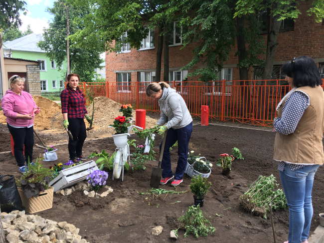 Озеленение сквера жителями соседних домов, при поддержке местного цветочного магазина, после открытия площадки. Фотография предоставлена бюро «Дружба» Озеленение сквера жителями соседних домов, при поддержке местного цветочного магазина, после открытия площадки. Фотография предоставлена бюро «Дружба»