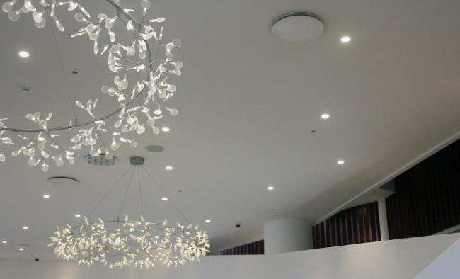 The chandeliers in the foyer. Zaryadye Concert Hall. Photograph  Archi.ru