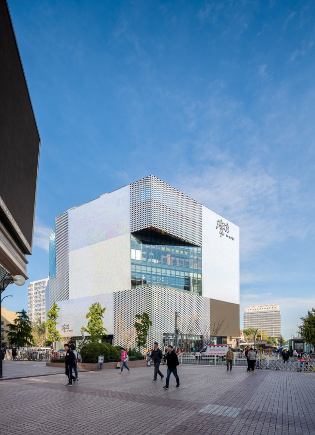 �������� ����� KWG�M�CUBE. ���� � Seth Powers