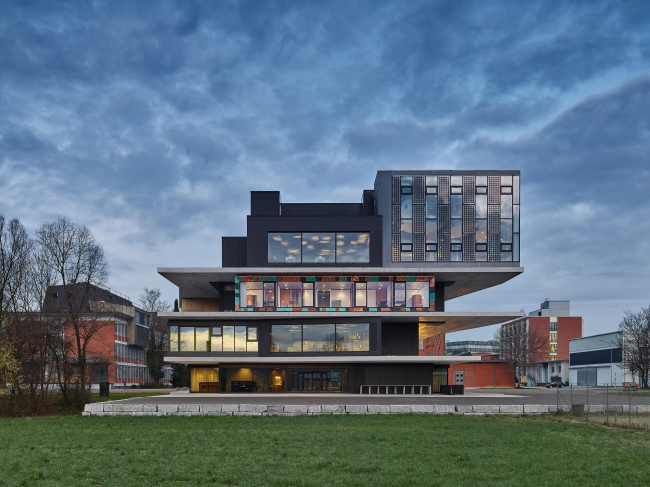 ������ UMAR � ������ NEST. ���� � Zooey Braun, Stuttgart