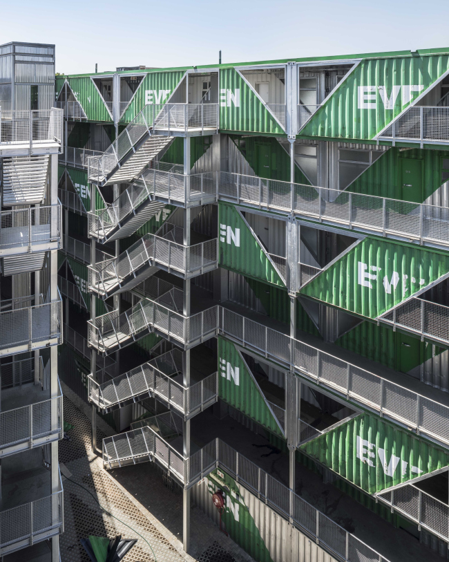 ����� �������� Drivelines Studios. ���������� � Dave Southwood. ������������� LOT-EK